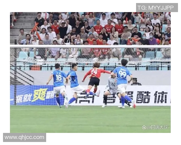 足球场上戴帽子球星闪耀全场展现非凡实力震撼观众